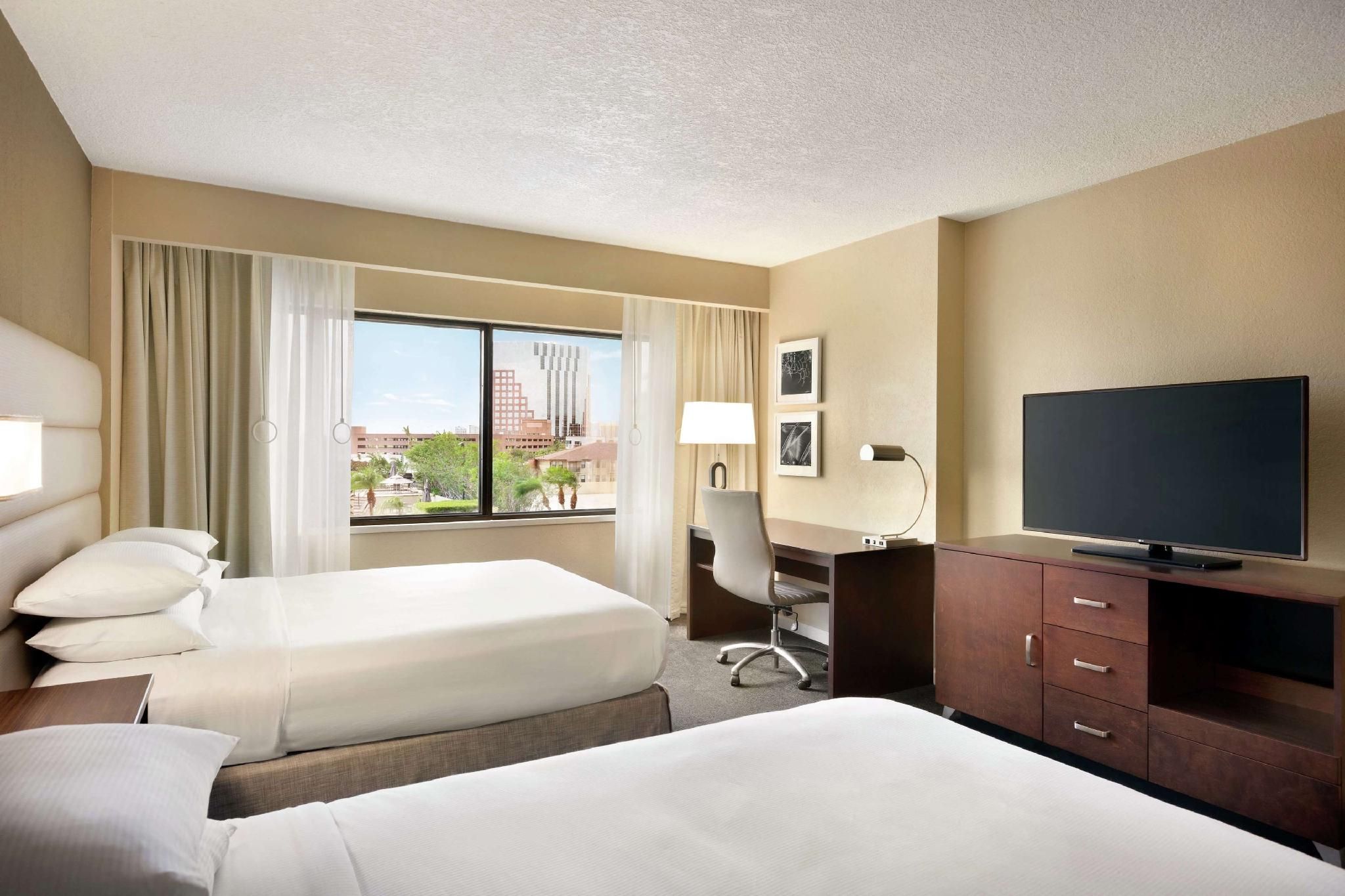 2 Queen Acc Ri Shwr City View