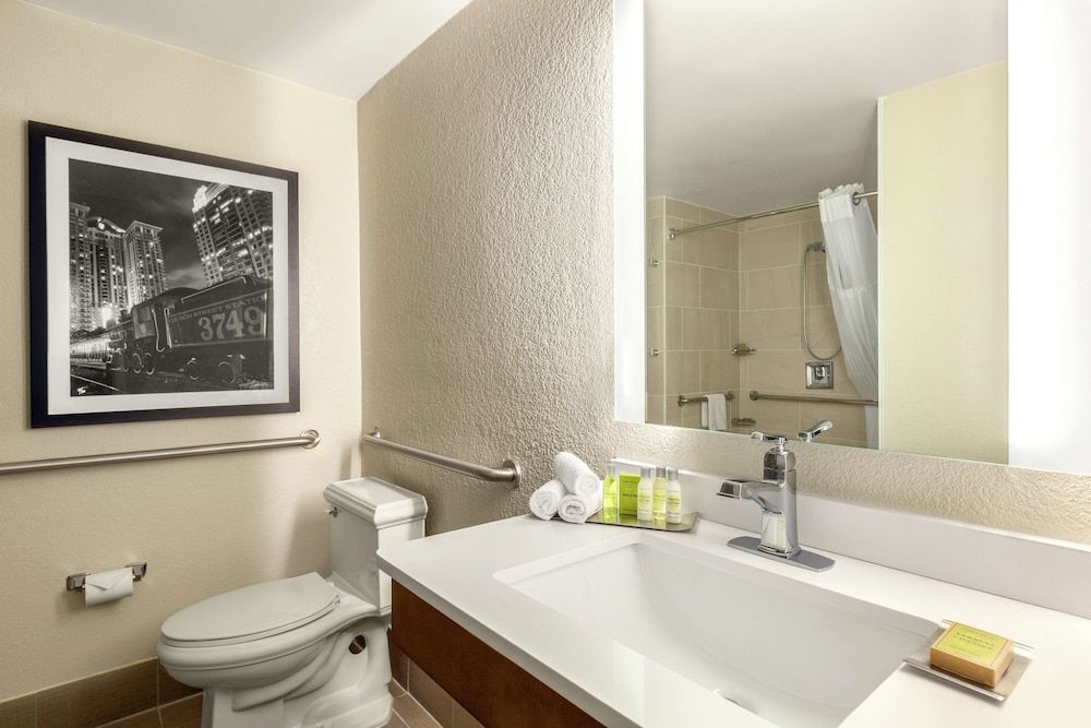DoubleTree by Hilton Hotel Orlando Downtown Room, 2 Queen Beds, Accessible, Non Smoking (Roll-In Shower) 4