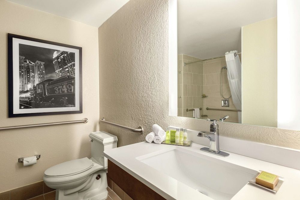 DoubleTree by Hilton Hotel Orlando Downtown Room, 2 Queen Beds, Accessible, Non Smoking (Roll-In Shower) 4