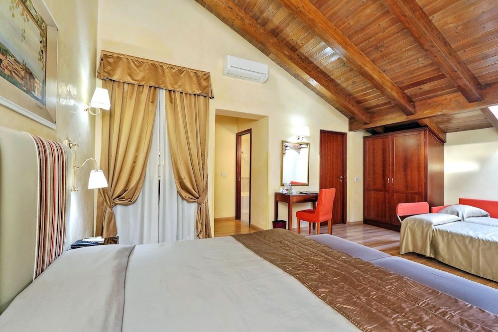 undefined Hotel Camelia 4