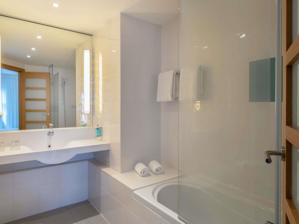 Novotel Barcelona City Standard Room, 1 Queen Bed, City View 4