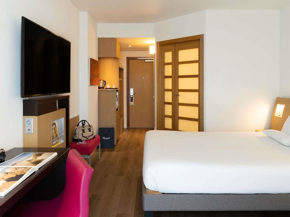 Novotel Barcelona City Standard Room, 1 Queen Bed, City View 3