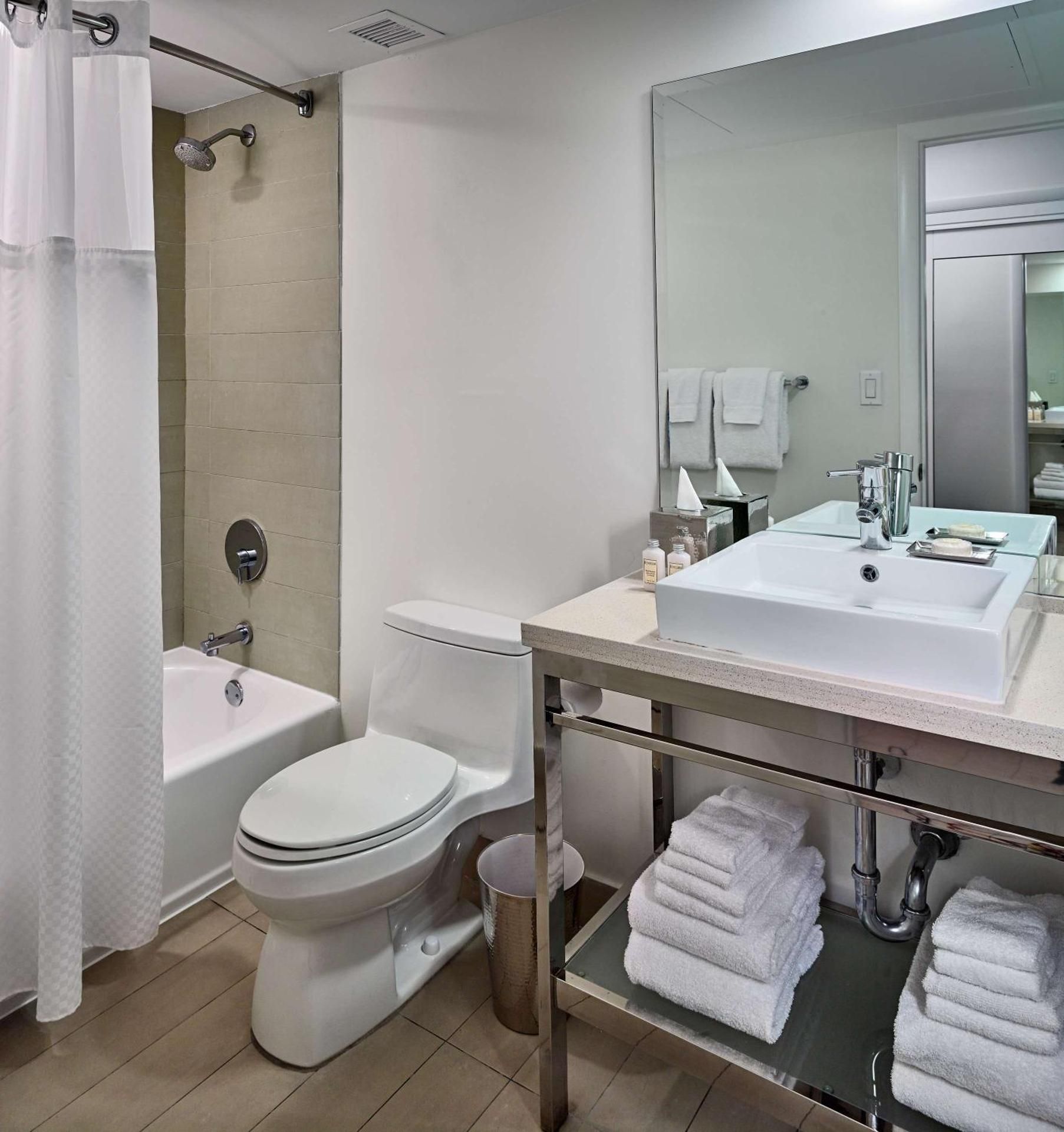 Mobility/Hearing Accessible - Superior Deluxe Two Doubles Ocean Curve with Tub
