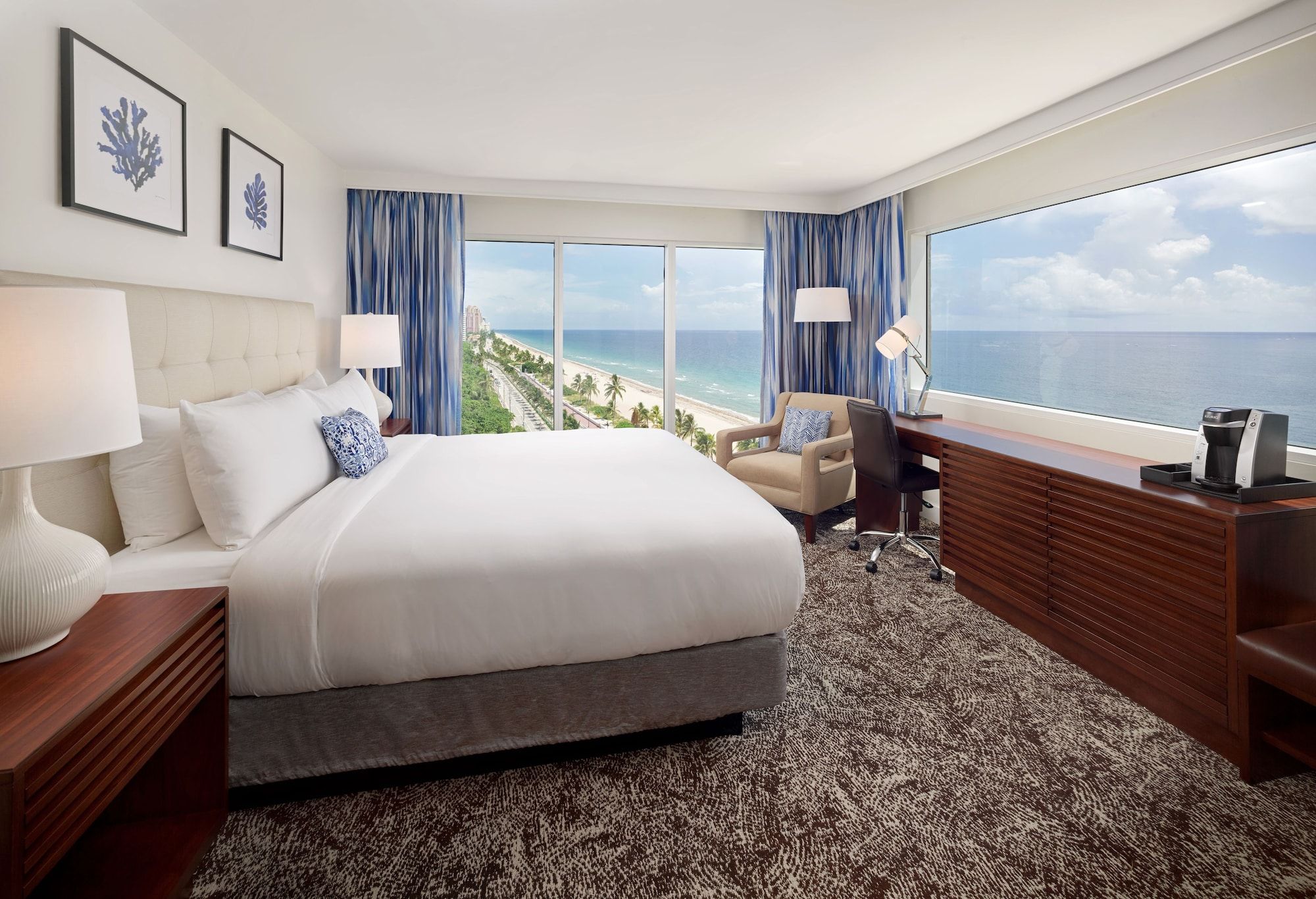 PREMIER, KING BED, OCEAN CURVE, OCEAN VIEW, ACCESSIBLE