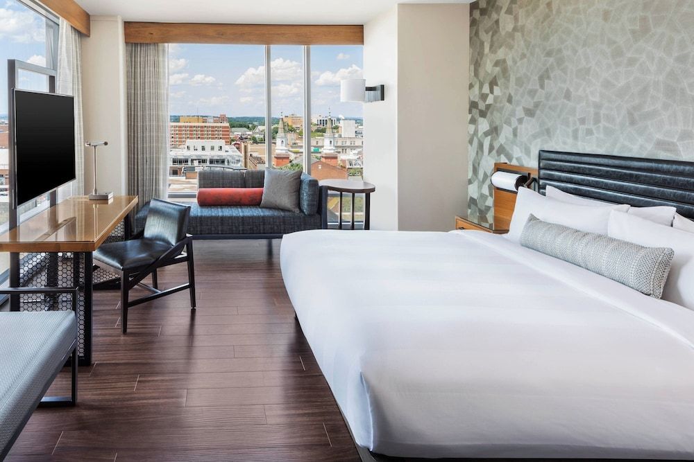 Room, 1 King Bed, Corner