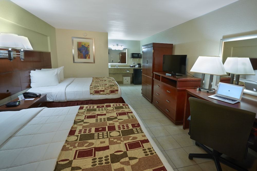 Ramada by Wyndham Hotel & Water Park Room, 2 Queen Beds, Non Smoking, Courtyard View 2