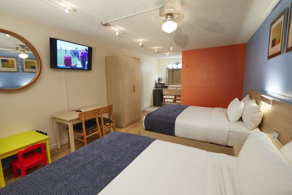 Ramada by Wyndham Hotel & Water Park Room, 2 Queen Beds, Non Smoking, Courtyard View 2