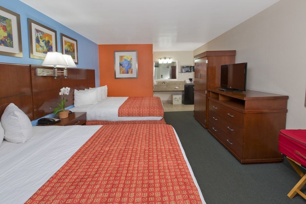 Ramada by Wyndham Hotel & Water Park Room, 2 Queen Beds, Non Smoking, Courtyard View 8