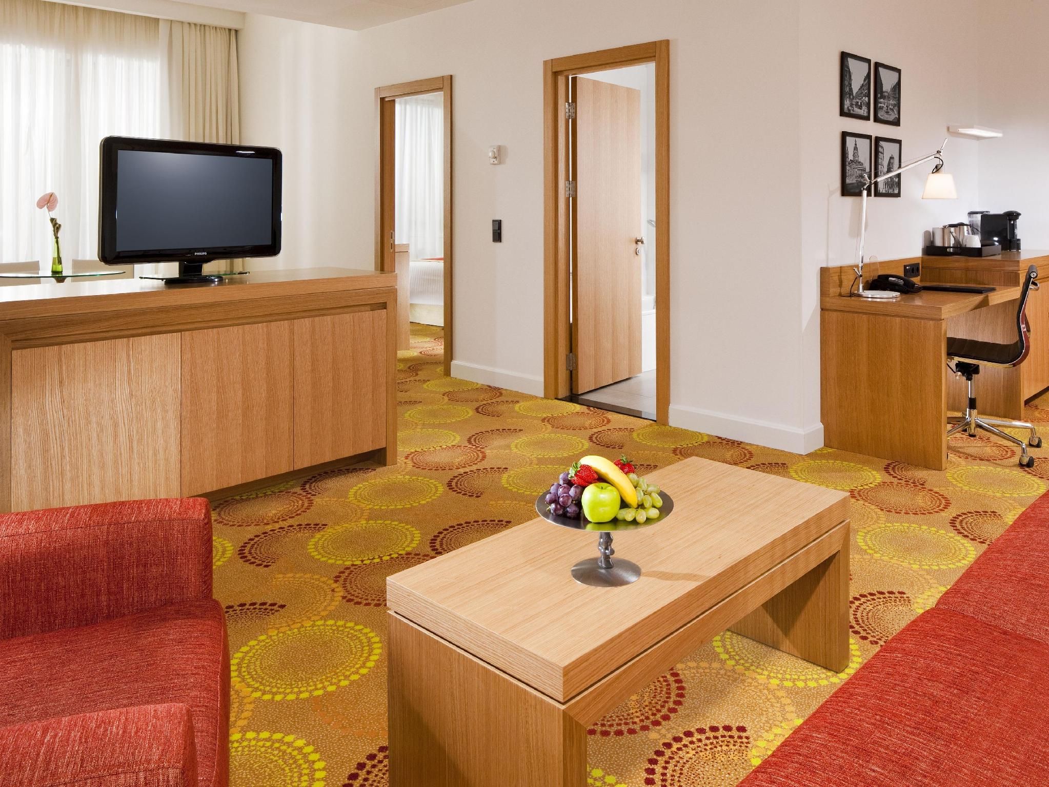 Suite, 1 Bedroom Larger Suite, 1 King