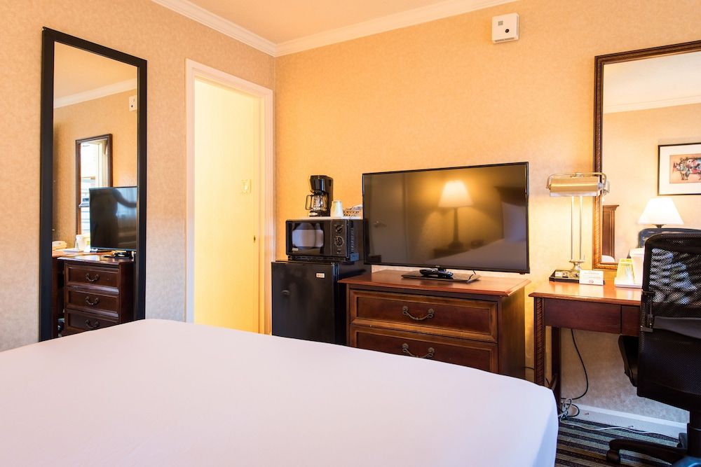 undefined Civic Center Motor Inn 10