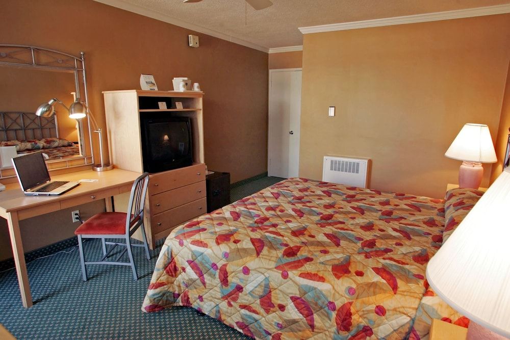 undefined Civic Center Motor Inn 9