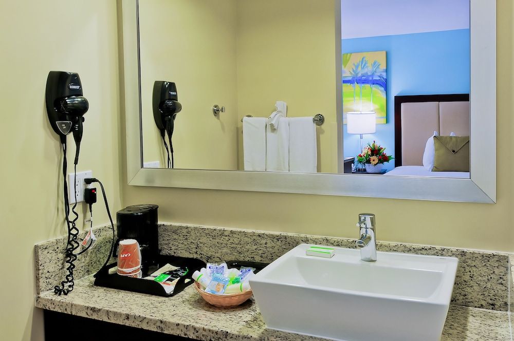 Silver Palms Inn Accessible Classic King Room with City View with Balcony 3