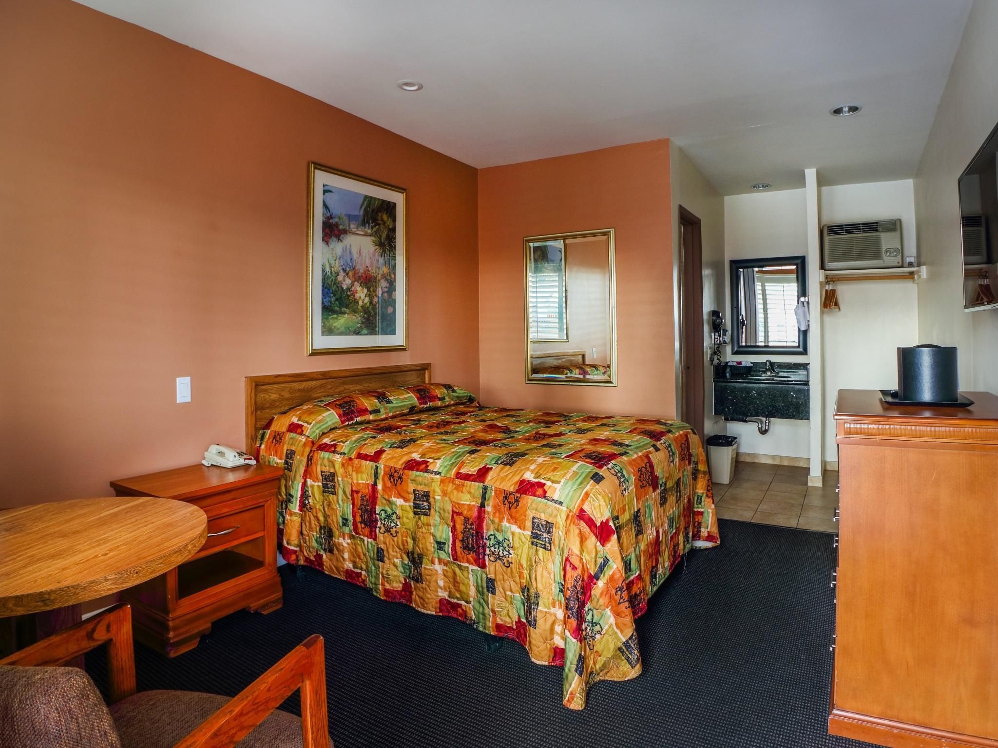 Dunes Inn Sunset Classic Queen Room 2