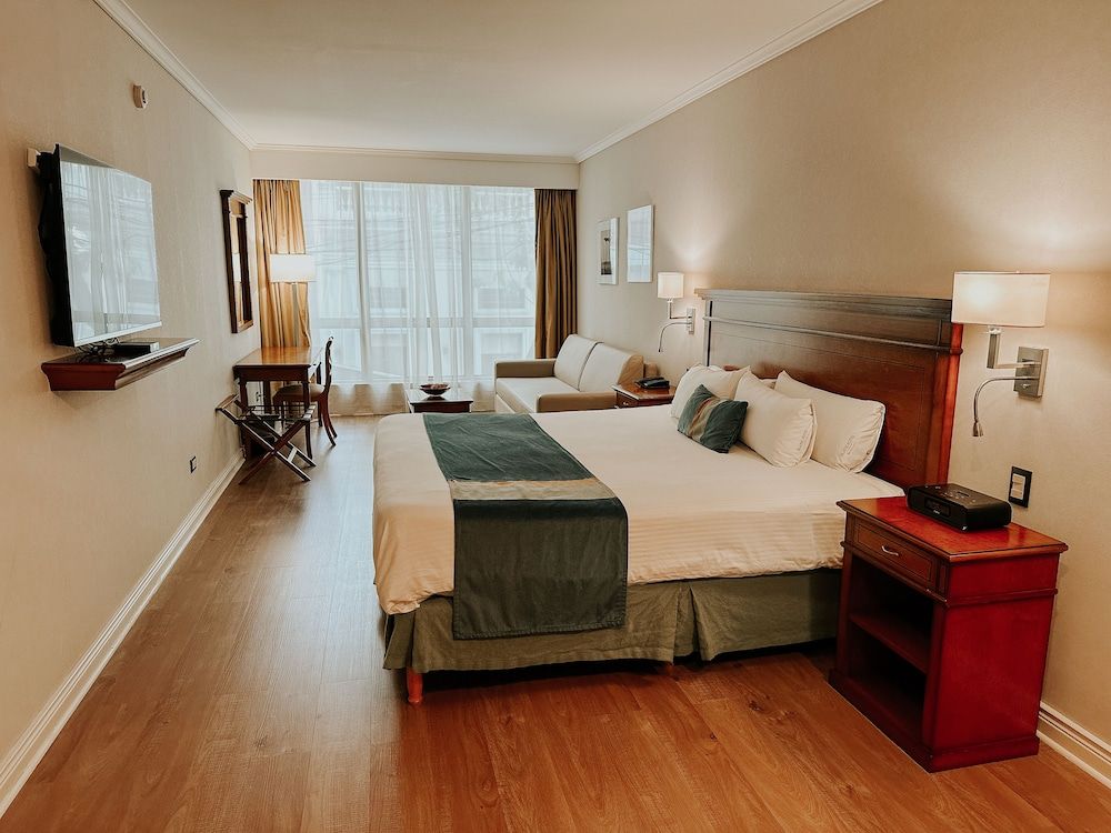 Deluxe, King, City View, Jetted Tub