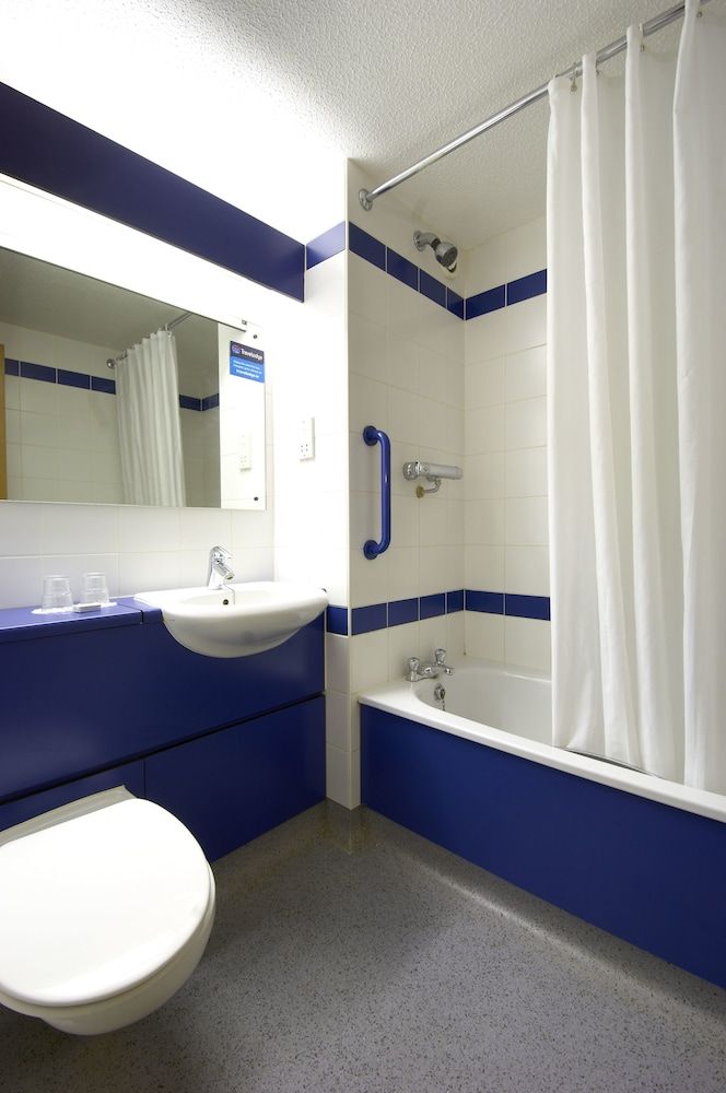 Travelodge Dublin Phoenix Park Hotel Standard Twin Room, 1 Bedroom 3