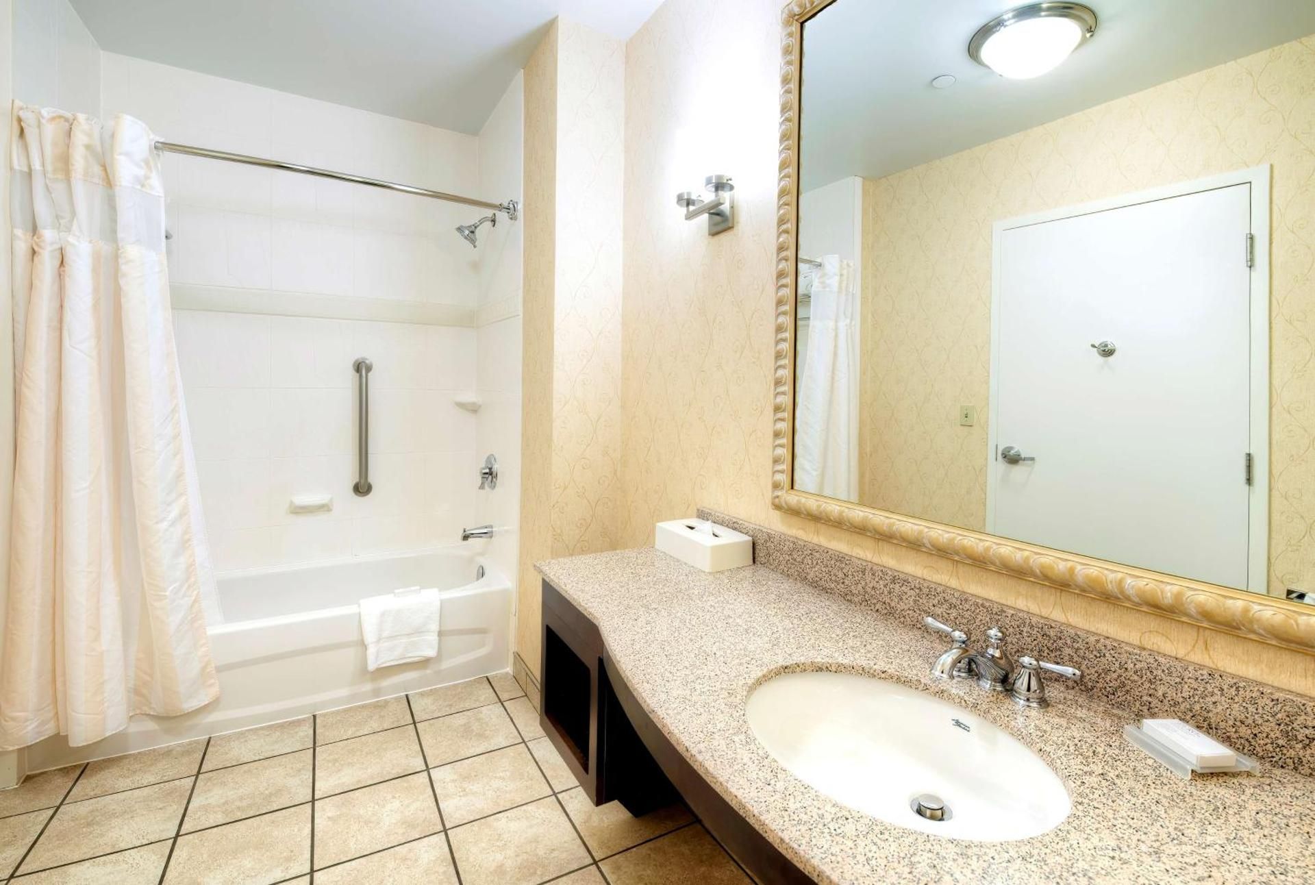 undefined Hilton Garden Inn Ottawa Airport 3