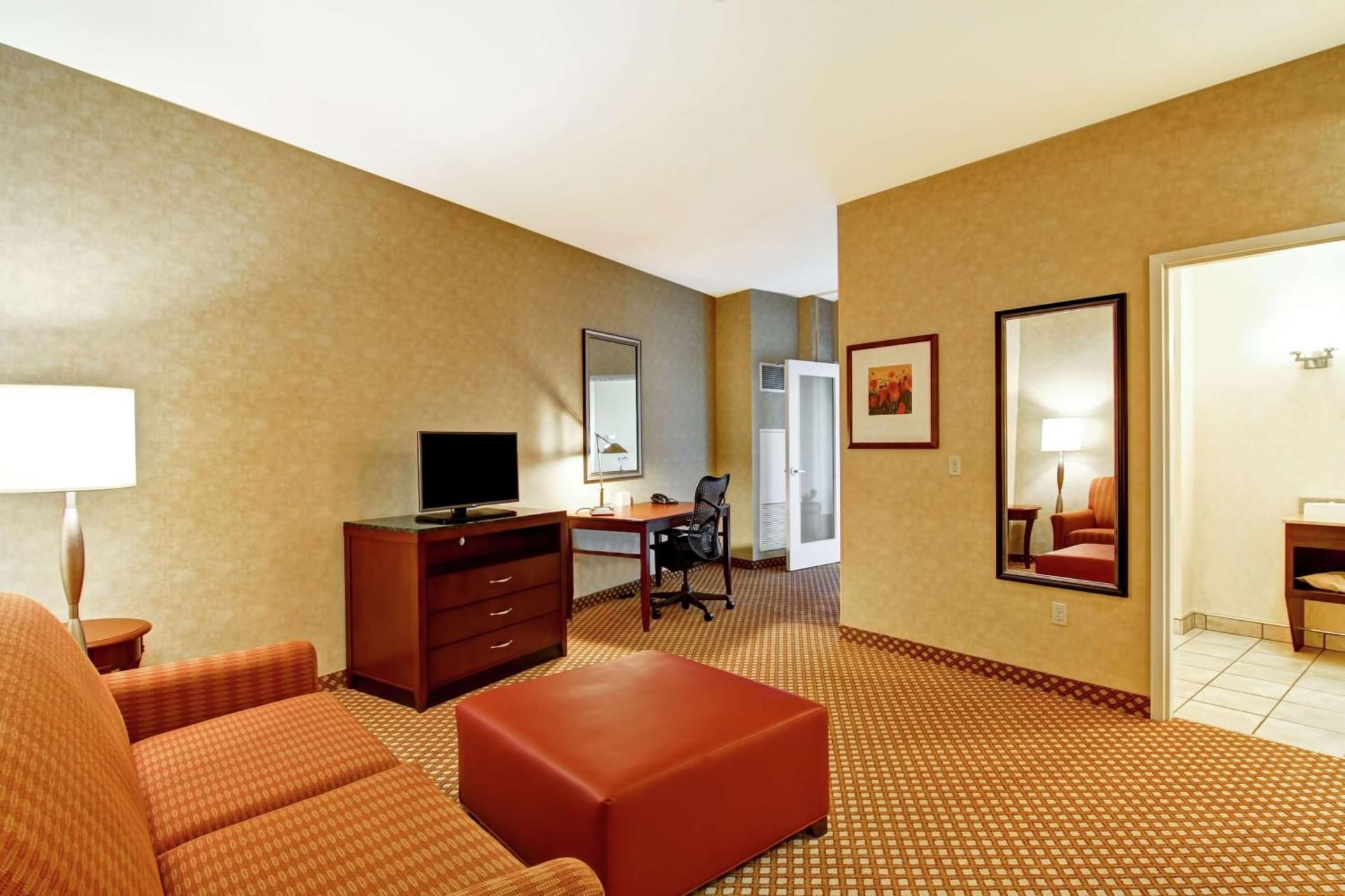 undefined Hilton Garden Inn Ottawa Airport 4