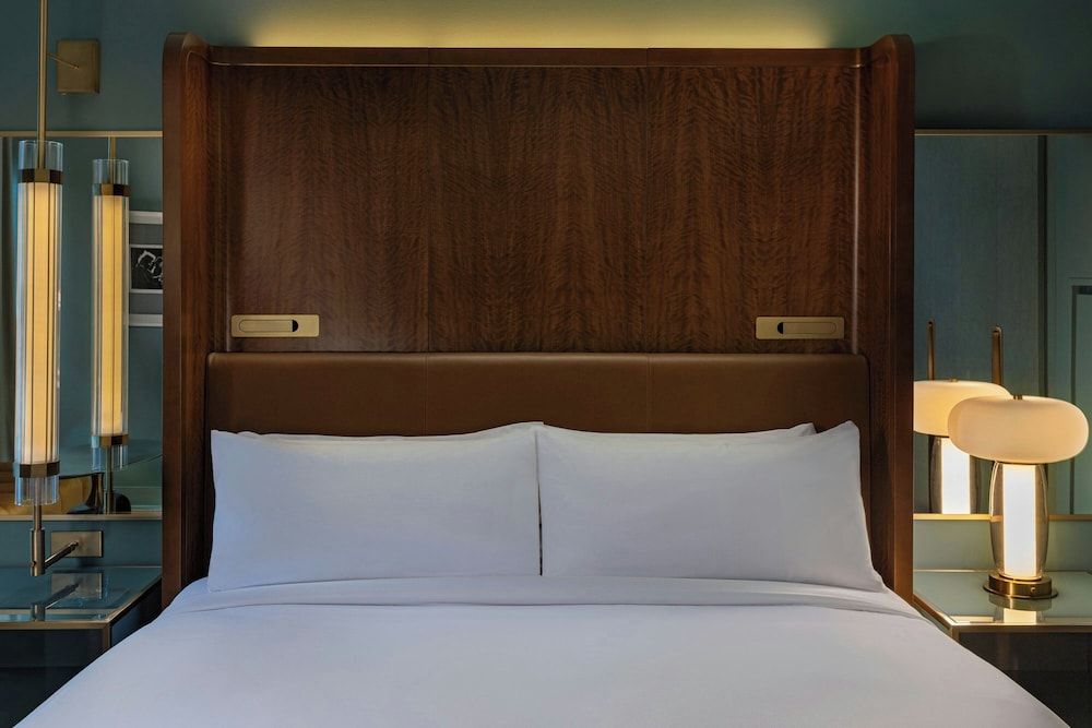 W Austin Standard Room, 1 King Bed 3