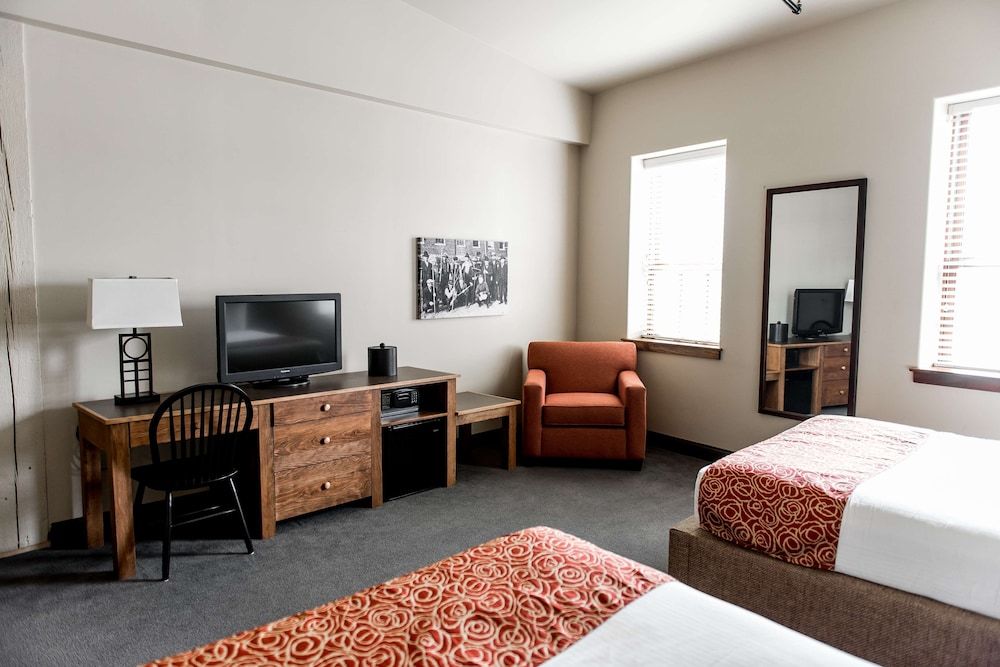 Cork Factory Hotel Lancaster Classic Room, 2 Queen Beds 3