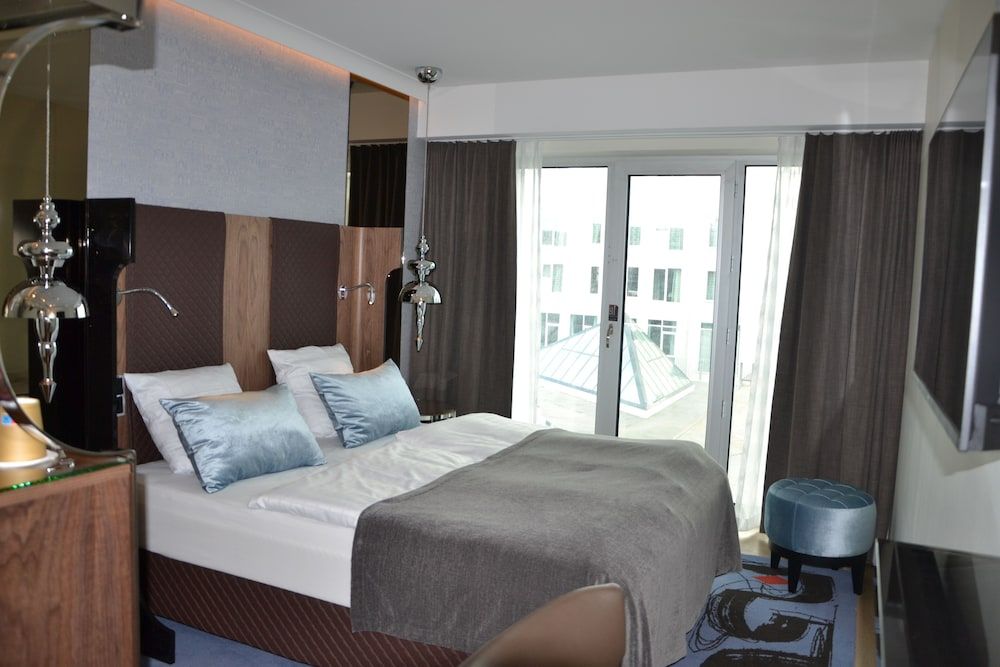 Tivoli Hotel Standard double room with a double bed or twin beds 3