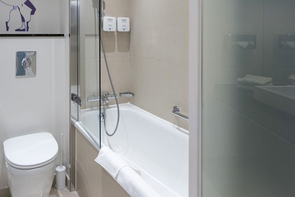 Tivoli Hotel Standard double room with a double bed or twin beds 5