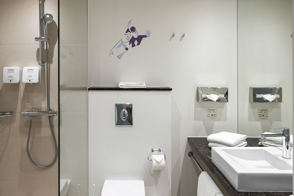 Tivoli Hotel Standard double room with a double bed or twin beds 4