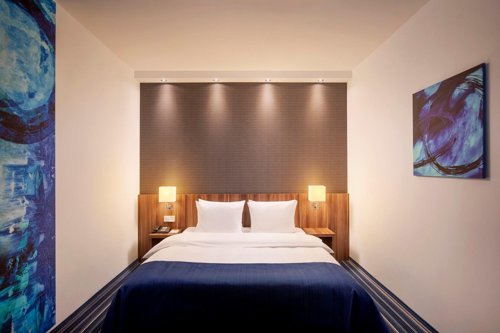 1 Queen Beds 1 Sofa Bed Courtyard View