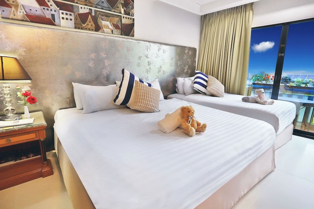 Deluxe room with Free Snack Bar 24Hrs