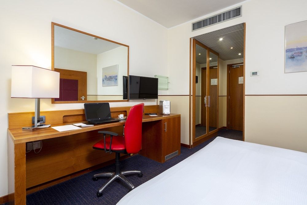 Standard Room, 1 King Bed
