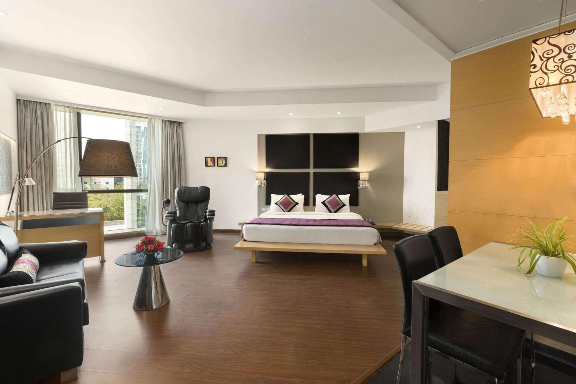 1 King Bed Club Smoking Suite