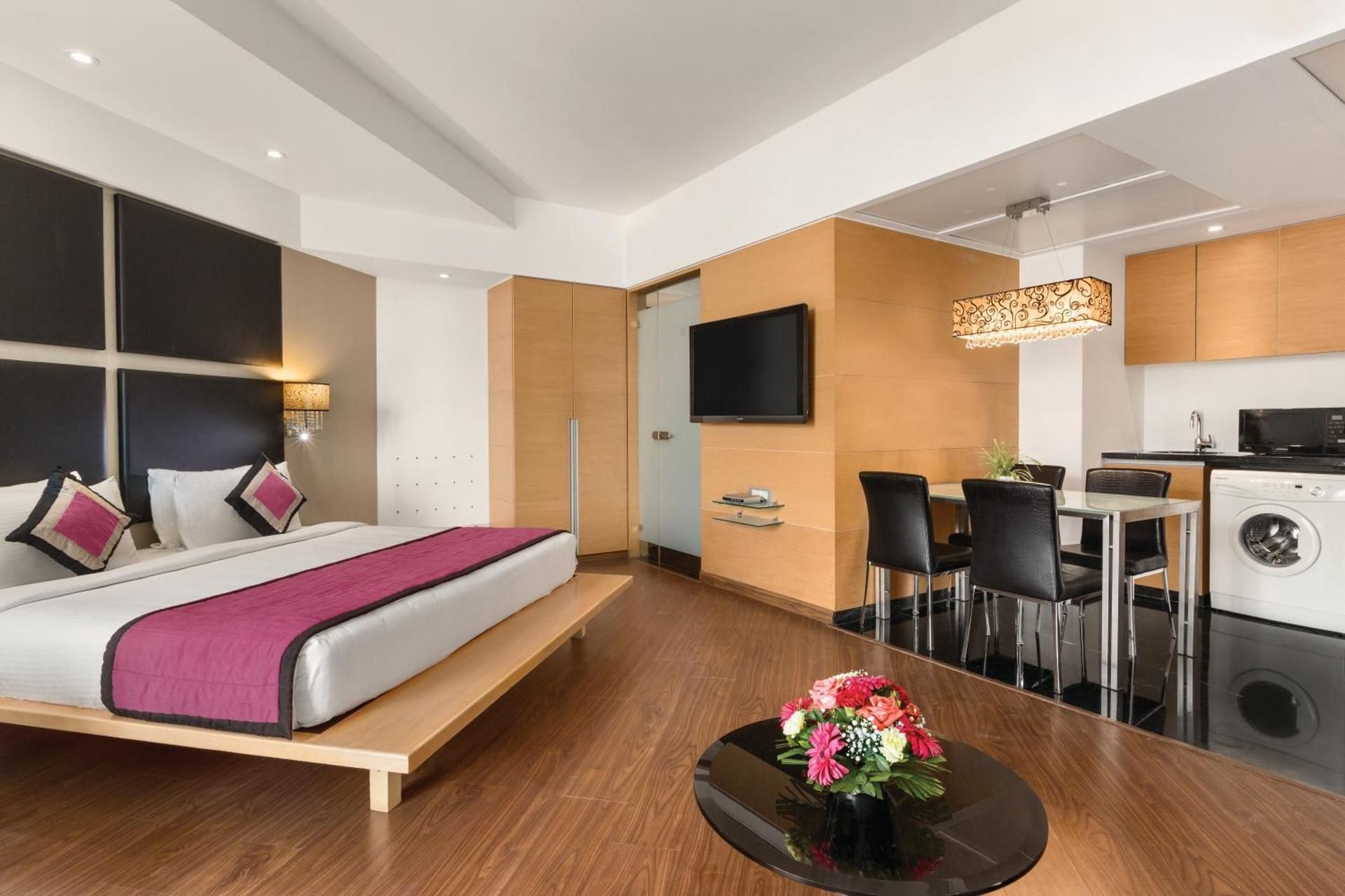 Classic Club 1King Bed Non-Smoking Suite