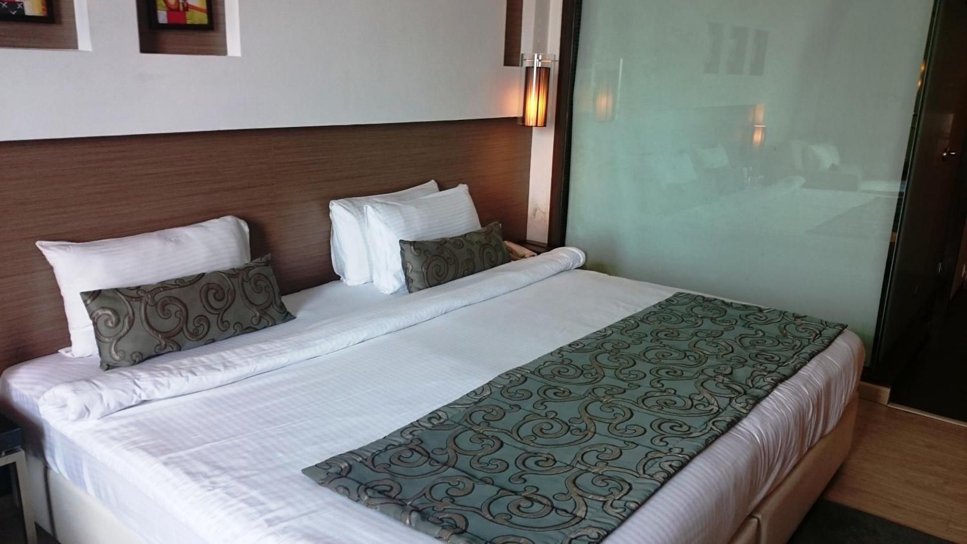 Elite 1 King Bed Non-Smoking Room
