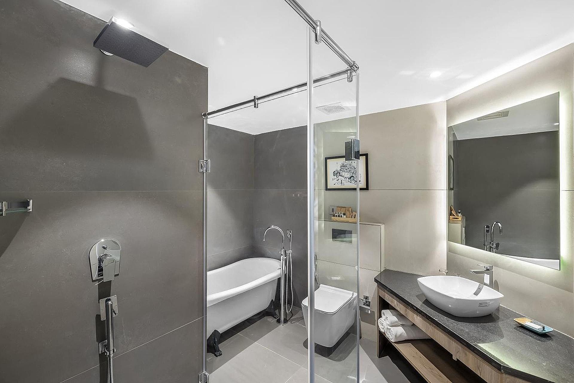 Ocean Palms Goa Junior Suite with Bathtub 5