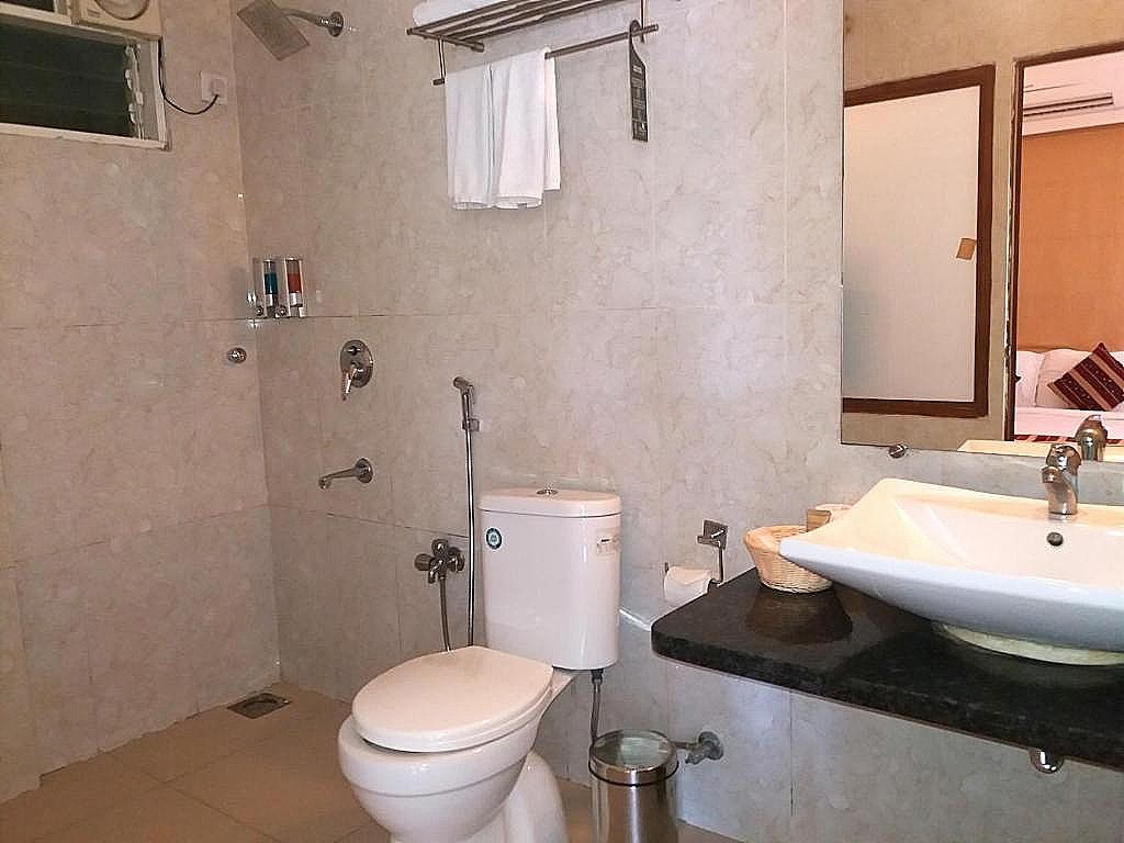 Ocean Palms Goa Junior Suite with Bathtub 4