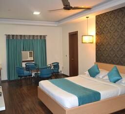 The Club Deluxe Suite 11