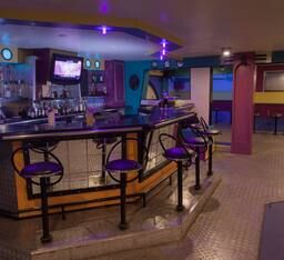 The Club Deluxe Suite 8