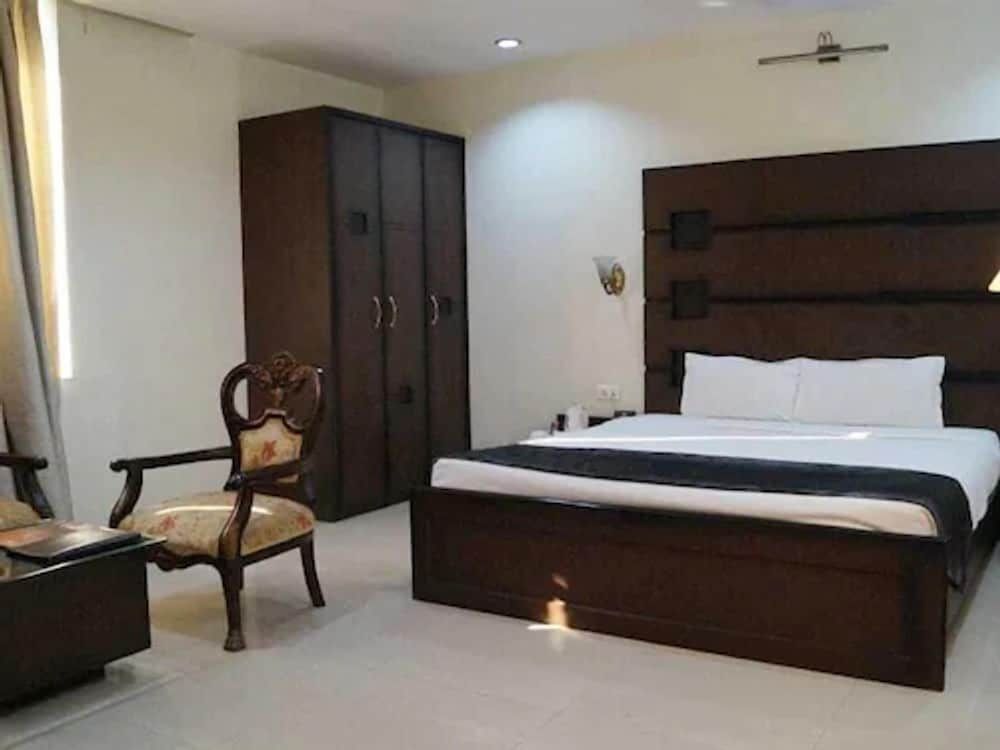 The Avalon Deluxe Twin  Room Bed 2