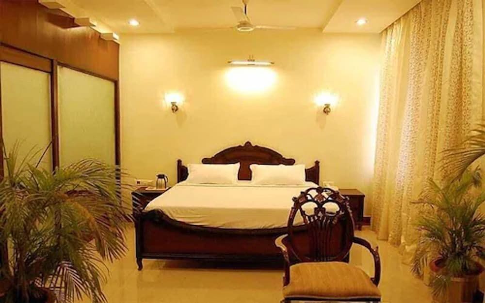 The Avalon Deluxe Twin  Room Bed 8