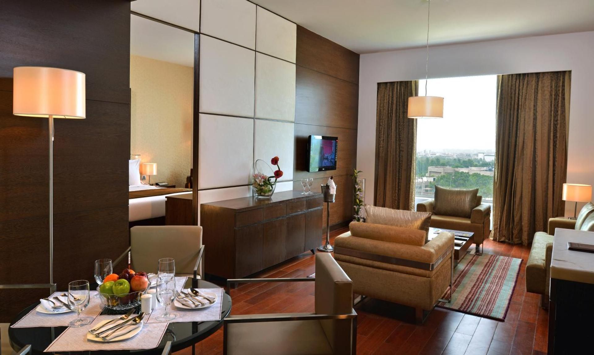 1 King 1 Bedrm Suite Living Dining Kitchen