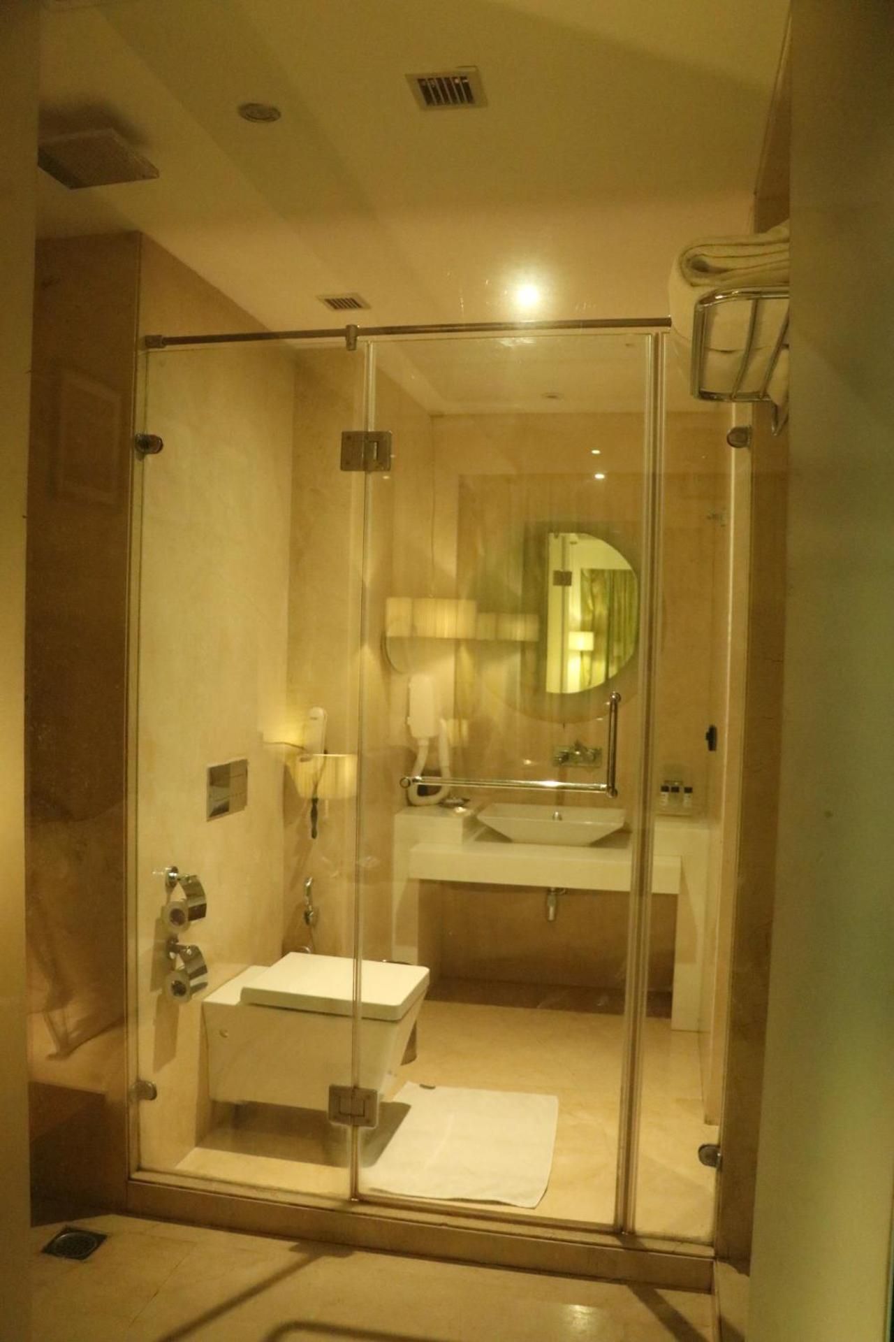 Holiday Inn Chandigarh Panchkula, an IHG Hotel Standard Room, 1 King Bed, Golf View 3