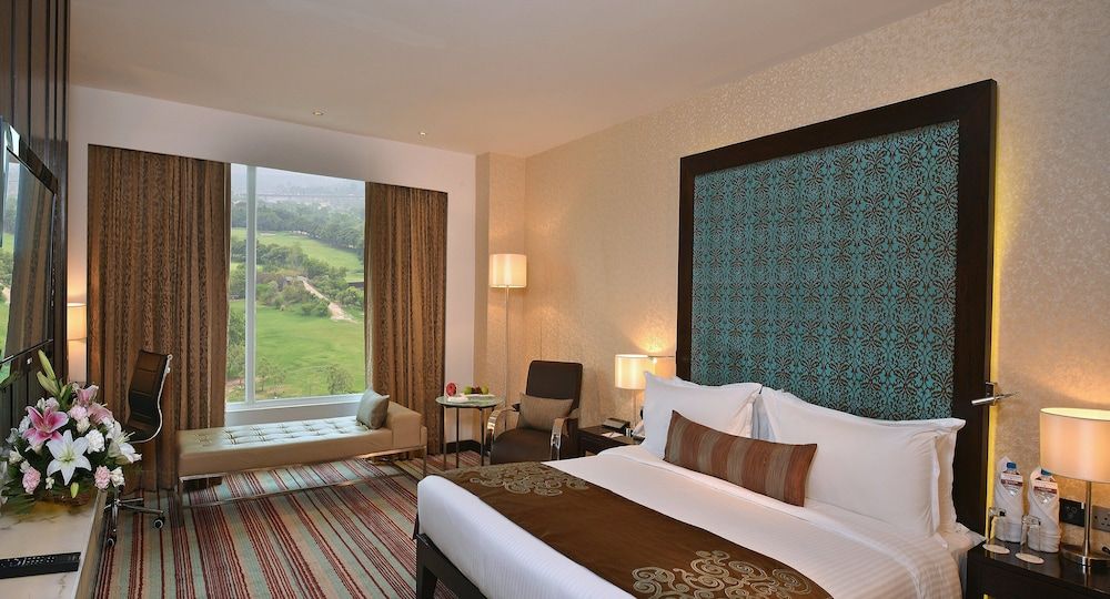 Premium Room, 1 King Bed (Walk-In Shower)
