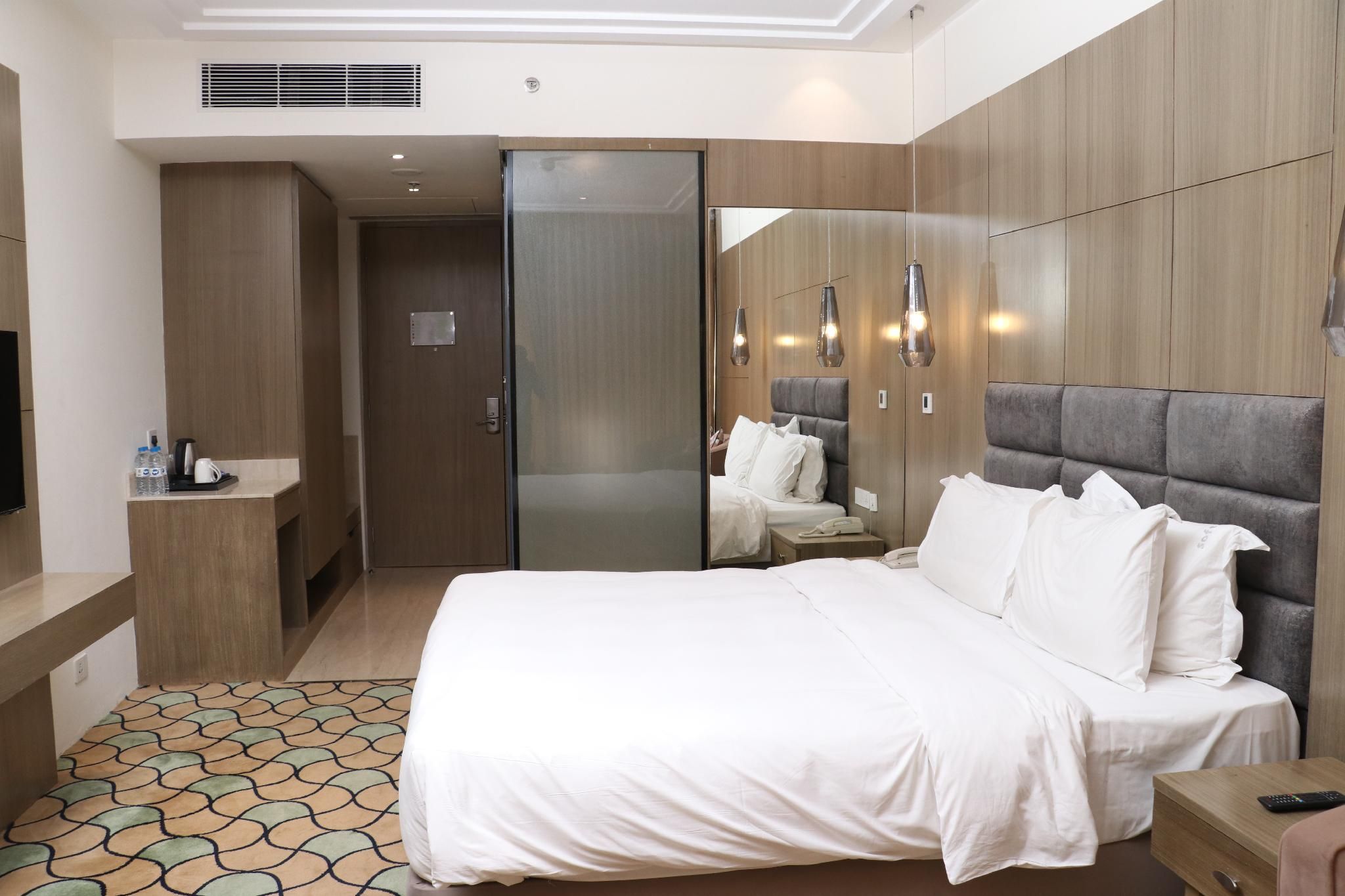 Holiday Inn Chandigarh Panchkula, an IHG Hotel Standard Room, 1 King Bed, Golf View 2