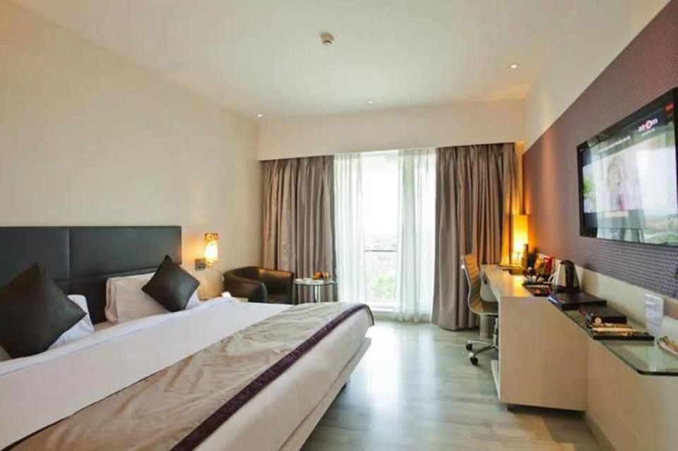 Spree Shivai Hotel Pimpri Chinchwad Deluxe King Bed Room 4