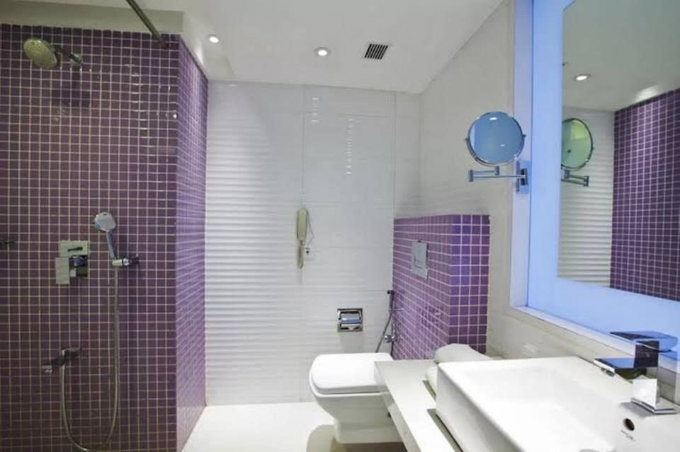 Spree Shivai Hotel Pimpri Chinchwad Deluxe King Bed Room 3