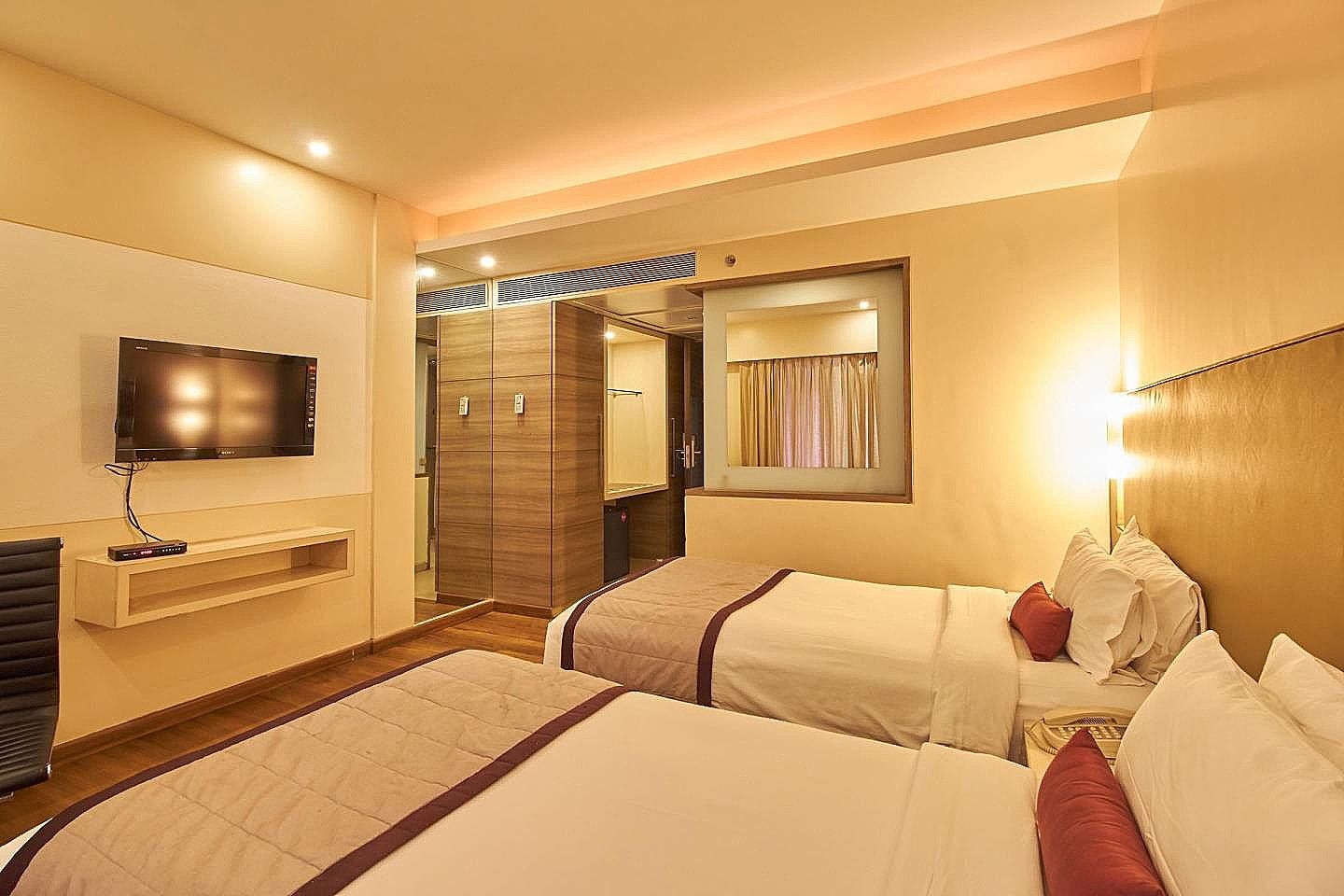 Spree Shivai Hotel Pimpri Chinchwad Superior Room Twin Beds 2
