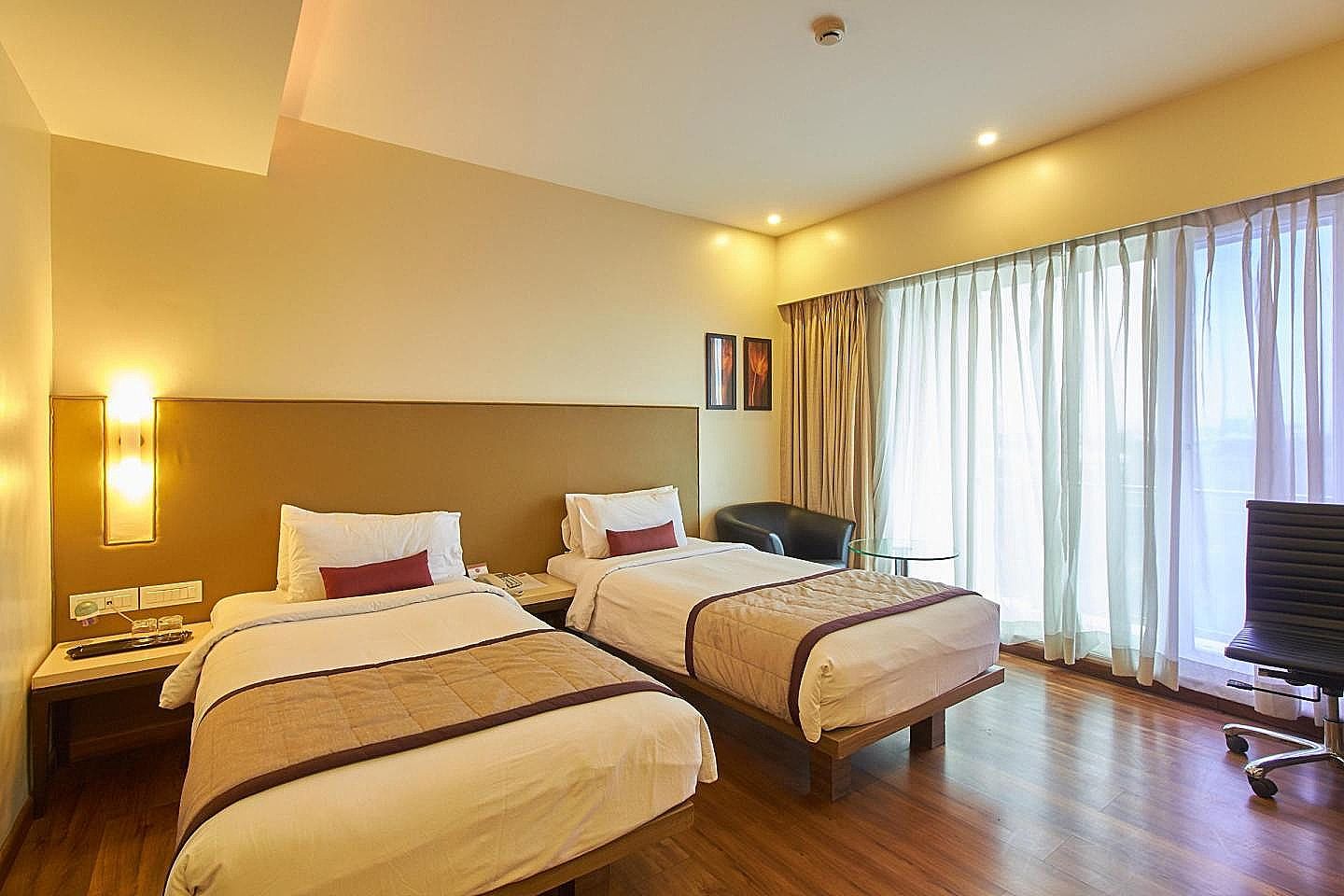 Spree Shivai Hotel Pimpri Chinchwad Superior Room Twin Beds