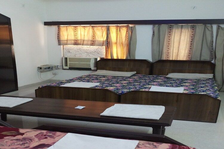 FAMILY 4 BEDDED AC ROOM(Private Bathroom)With T.V