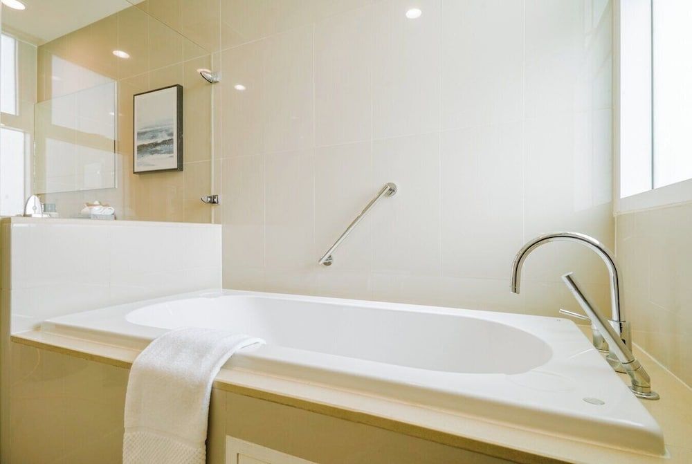 Deep Soaking Bathtub