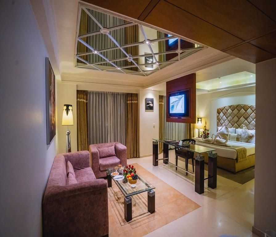Imperial Suite Room with bathtub