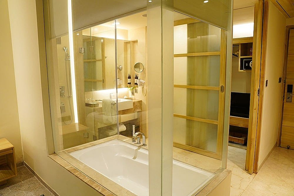 Suite King Room with Bathtub